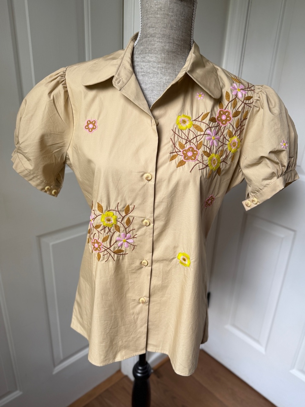 NWT Jupe by Jackie Short Sleeve Embroidered Blouse Collar Size Medium